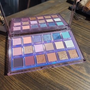 Huda beauty merury retrograde pallet